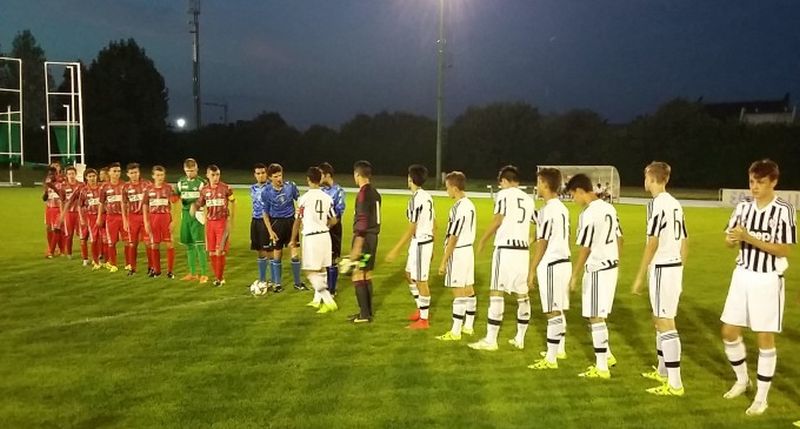 squadre di calcio juve e inter in campo per inizio partita